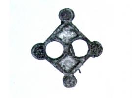 FIB-41269 - Fibule losangique émailléebronzeFibule dont le corps émaillé, en forme de carré sur pointe, accosté de disques émaillés aux angles, est percé de deux ajours circulaires; écoinçons émaillés.