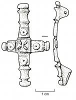 FIB-4126 - Fibule symétrique émailléebronzeFibule symétrique, le corps constitué d'une succession de moulures et de carrés ocellés, est barré d'un élément organisé de la même façon ; au centre, carré creusé de 4 motifs crénelés.