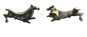 FIB-41270 - Fibule zoomorphe : chevalbronzeFibule en forme de cheval marchant à droite; crinière continue entre la tête et la queue; le corps est creusé d'une loge circulaire émaillée sur l'arrière-train, avec une loge allongée sur le poitrail; les deux jambes antérieures sont représentées.