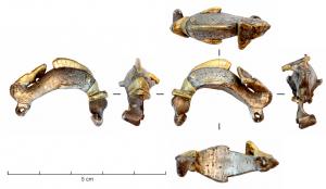 FIB-41297 - Fibule zoomorphe : dauphinargent, orFibule dont l'arc est formé par le corps entier d'un dauphin, la queue repliée sur le dos; en-dessous, anneau pour le montage d'un ressort sur axe; 