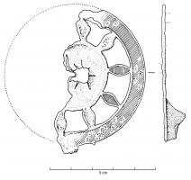 FIB-4133 - Fibule circulaire émailléebronzeTPQ : 200 - TAQ : 250Fibule circulaire en général de grande taille, comportant une bande externe simple ou complexe, des 
