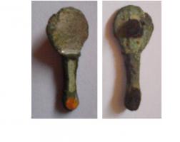 FIB-41344 - Fibule skeuomorphe : miroirbronzeFibule en forme de miroir cirulaire à manche; le disque est étamé, le manche émaillé avec un disque émaillé à l'extrémité proximale (pied de la fibule).