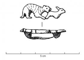 FIB-41395 - Fibule zoomorphe, groupe : furet et lièvrebronzeTPQ : 40 - TAQ : 90Broche plate, étamée, le corps strié de traits parallèles niellés : furet poursuivant un lièvre à droite.