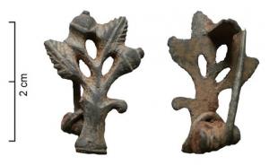 FIB-41408 - Fibule skeuomorphe : chênebronzeFibule en forme d'arbre (chêne) au feuillage symbolisé par 2 feuilles et 2 glands. Articulation à plaquette unique et ressort.