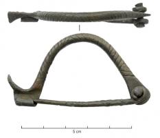 FIB-41425 - Fibule à charnièrebronzeFibule à arc cintré, de section ronde, ornée d'incisions obliques; pied écrasé en spatule et légèrement redressé; porte-ardillon rectangulaire plein; articulation à ressort sur axe.