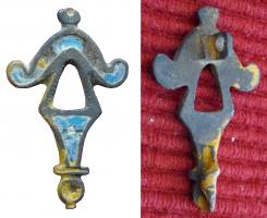 FIB-41539 - Fibule émailléebronzeBroche au corps allongé, ajouré d'un triangle, au sommet un motif émaillé en 