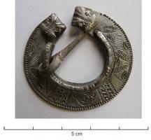 FIB-41583 - Fibule pénannulaire du Quoit-brooch StyleargentFibule pénannulaire à large anneau plat, au décor gravé et estampé dans le style 
