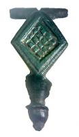 FIB-41585 - Fibule émailléebronzeFibule à charnière tubulaire, plaque losangique couverte de petites loges d'émail losangiques ; pied en forme de bouton.