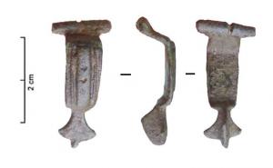 FIB-41663 - Fibule émailléebronzeFibule à arc rectangulaire, orné d'une ligne longitudinale de petites loges losangiques, émaillées, et prolongé par un pied en forme de fer de hache.