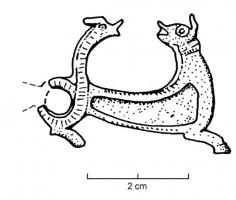 FIB-4172 - Fibule zoomorphe : monstre marinbronzeTPQ : 120 - TAQ : 260Fibule en forme de monstre marin à deux têtes tournées l'une vers l'autre, stylisé, nageant à droite : corps et queue triangulaire émaillés.