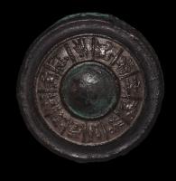 FIB-41784 - Fibule à décor estampé : Zodiaquebronze, argentFibule discoïde avec un umbo central, lisse, en léger relief. Tout autour, feuille d'argent estampée avec les motifs du Zodiaque.