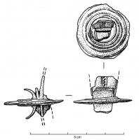 FIB-41800 - Fibule à ailettes et disque médianbronzeTPQ : -30 - TAQ : 1Fibule à ressort bilatéral à six ou huit spires, corde externe ; tête triangulaire généralement ornée d'une ligne de guillochis médian ; l'arc est interrompu au sommet par un disque médian, orné de moulures concentriques, encadré de deux paires d'ailettes ; pied effilé et porte-ardillon fenestré.