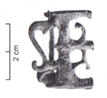 FIB-41861 - Fibule inscrite SPESbronzeTPQ : 100 - TAQ : 300Fibule dont le corps ajouré dessine les lettres superposées d'un monogramme : on lit SPES. Au revers, ressort sur axe monté sur une plaquette coulée.