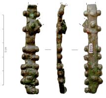 FIB-41956 - Fibule ? (atypique)bronzePossible arc de fibule (?), formé d'une bagne étroite, ornée de tiges transversales ou rouleaux à extrémités bouletées. De forme légèrement incurvée, le fragment présente sur une face deux  plaquettes de tôle rivetées. 