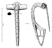FIB-41961 - Fibule à arc non interrompu, décor gravébronzeTPQ : 1 - TAQ : 100Fibule à arc non interrompu, coudé à la tête puis rectiligne, de section épaisse, losangique parfois adouci sur le dessus; couvre-ressort cylindrique; porte-ardillon trapézoïdal, percé, ajouré ou fenestré. Variante avec un décor gravé formant des chevrons affrontés.
