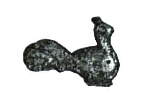 FIB-4229 - Fibule zoomorphe : paonbronzeTPQ : 40 - TAQ : 90Broche en bas-relief, paon étamé avec arcs de cercle niellés : volatile debout, tourné vers la droite, longue queue en panache, avec les plumes indiquées ou parfois de petits cercles.