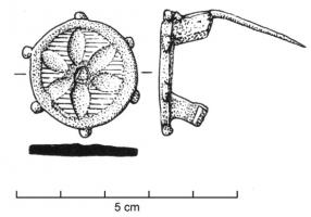 FIB-4236 - Fibule circulaire émailléebronzeTPQ : 100 - TAQ : 300Fibule circulaire dont le décor consiste en 6 loges rayonnantes dessinant une fleur d'émail (écoinçons triangulaires également émaillés, souvent avec un point en réserve).