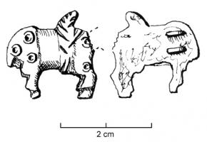FIB-4334 - Fibule zoomorphe : cavalier ou hippogriffeargentTPQ : 350 - TAQ : 450Fibule représentant un cheval à droite, l'arrière-train marqué de trois cercles oculés ; une bande guillochés, suivant une bande lisse, marque le corps de l'animal, et représente sans doute l'image dégénérée du cavalier, comme on le voit en Occident sur certaines fibules germaniques, à moins que ce ne soit l'aile d'un hippogriffe.