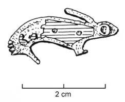 FIB-4338 - Fibule zoomorphe : lièvrebronzeTPQ : 60 - TAQ : 260Fibule en forme de lièvre à droite, les oreilles presque parallèles à la ligne du dos; le corps est creusé d'une seule grande loge d'émail (généralement avec 3 pastilles rondes sur un fond uni).