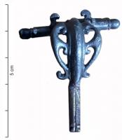 FIB-4379 - Fibule cruciforme à décor ajouréargentFibule cruciforme de facture grêle, à très petits bulbes, avec deux décors ajourés (coulés avec l'arc) en forme de peltes à crosses, de chaque côté de l'arc.