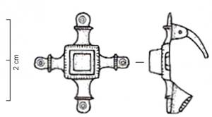 FIB-4383 - Fibule émaillée cruciformebronzeTPQ : 75 - TAQ : 125Fibule comportant au centre une plaque carrée, avec des motifs crénelés émaillés (en croix ou parallèles), souvent une ligne pointillée autour, et quatre appendices symétriques moulurés donnant à la broche un aspect cruciforme.