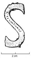 FIB-4435 - Fibule en forme de lettre : SbronzeTPQ : 50 - TAQ : 200Fibule en forme de lettre S; pourtour guilloché, objet étamé, avec inscription finement ponctuée; au revers, ressort sur axe entre plaquettes.