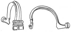 FIB-4445 - Fibule de type Aucissa : AVCISSAbronzeFibule à arc en demi-cercle, bords parallèles et côtes longitudinales, généralement perlées dans l'axe; tête quadrangulaire échancrée avec estampille moulée parallèle à la charnière, repliée vers l'extérieur : AVCISSA.