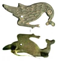 FIB-4484 - Fibule zoomorphe : oiseaubronzeBroche plate en forme d'oiseau picorant un objet en arc de cercle (ver ?) au sol; décor de cercles oculés (œil, ver) et plumes indiquées par la répétition d'un motif estampé; traits en chevrons sur la queue. 
