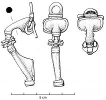 FIB-4498 - Fibule en trompettebronzeArc coulé interrompu par une grosse moulure transversale à pétales; pied terminé par un bouton coulé, avec un porte-ardillon triangulaire massif; tête de l'arc évasée en trompette, protégeant un ressort à corde interne. Variante non émaillée.
