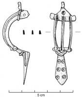 FIB-4509 - Fibule Böhme 27bbronzeTPQ : 175 - TAQ : 250Fibule à arc trifide, reposant sur une plaque de tête triangulaire marquant la charnière, et de l'autre côté sur un pied oblong orné de cercles oculés; ressort monté sur axe et sur plaquettes; porte-ardillon en étui.