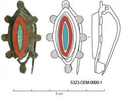 FIB-4568 - Fibule symétrique émailléebronzeTPQ : 150 - TAQ : 300Broche constituée d'un médaillon ovale, surélevé et émaillé, avec 4, 6 ou 8 disques sur le pourtour; au centre, parfois, motif émaillé de même forme, ou circulaire; revers creux.