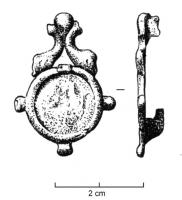 FIB-4594 - Fibule émailléebronzeFibule constituée d'un disque sans doute émaillé (rebord), bordé de trois boutons et surmonté d'une paire de dauphins symétriques, têtes en bas, de part et d'autre d'une boule.