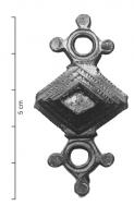 FIB-4782 - Fibule symétrique émailléebronzeFibule symétrique émaillée, avec un  corps central losangique transversal (à gradins, avec une loge émaillée au sommet), encadré de deux appendices symétriques, en forme de couronne à trois pastilles émaillées.