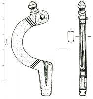 FIB-4815 - Fibule Böhme 39abronzeTPQ : 350 - TAQ : 600Fibule à tête percée pour le passage d'un ressort en arbalète monté sur axe; bouton à la tête de l'arc, définissant le type général; arc de section plate et verticale, décor de simples incisions transversales ou longitudinales; pied court, porte-ardillon en étui.