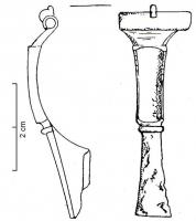 FIB-4842 - Fibule à charnièrebronzeTPQ : 40 - TAQ : 80Fibule à arc bipartite, la partie proche de la tête ayant une section en forme de U ; pied plat ou légèrement triangulaire, comportant parfois des incisions en échelle ; porte-ardillon plein.