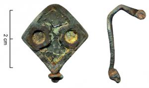 FIB-4891 - Fibule émaillée bronzeFibule à corps losangique émaillé, avec incrustation de 2 loges circulaires également émaillées dans les angles latéraux ; bouton sur le pied ; charnière tubulaire.