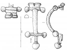 FIB-4894 - Fibule de type IturissabronzeTPQ : 1 - TAQ : 30Variante du type d'Aucissa, à arc en demi-cercle et charnière repliée vers l'intérieur, caractérisée par la présence de deux plaques symétriques à la tête et vers le pied, généralement ornées de deux ou quatre boutons rapportés.
