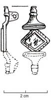 FIB-4900 - Fibule symétrique émailléebronzeFibule à partie centrale losangique, creusée d'une loge unique émaillée; la symétrie est assuré par deux plaquettes rectangulaires transversales prolongées par des moulures.