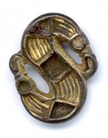 FIB-5028 - Fibule zoomorphe : serpentargentFibule en forme de monstre : un serpent à deux têtes, au corps replié sur lui-même en forme de S; décor de profondes gravures, souvent avec dorure et cabochons.