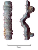 FIB-5038 - Fibule symétrique anséebronzeFibule symétrique ansée, dont le corps est entièrement constitué d'une succession de moulures.