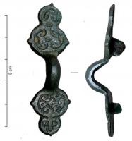 FIB-5086 - Fibule symétrique anséebronzeFibule symétrique ansée à arc étroit, épais et massif; les deux extrémités sont plates et bilobées, avec de profondes gravures linéaires.