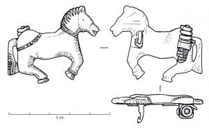 FIB-5133 - Fibule zoomorphe : chevalbronzeFibule en forme de cheval courant à droite. La partie superieure du corps peut être lisse, ornée de lignes incisées parallèles ou d'ocelles ; au revers, ressort sur plaquette simple ou double.