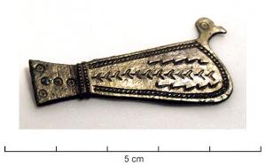 FIB-5223 - Fibule zoomorphe : oiseauargentBroche plate figurant un volatile à droite, le corps allongé figuré de profil, avec un décor guilloché pouvant évoquer le plumage.