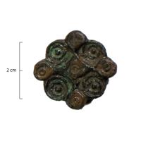 FIB-5317 - Fibule quadrilobéebronzeFibule formée de quatre lobes de grande taille alternant avec des lobes plus petits, tous décorés d'ocelles.