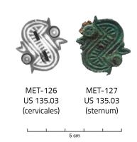 FIB-5329 - Fibule serpentiforme (Koch 229)bronze, pierrePlaque en S avec des têtes de serpents en symétrie, dont l'oeil est complétée d'un grenat. Les têtes sont complétées d'un 