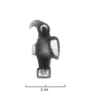 FIB-5336 - Fibule aviformebronze, pierreCorps moulé pansu avec pattes en lunules et/ou ailes et queue rectangulaire. Ailes, serres, oeil et queue peuvent être complétés de pierres ou de verroteries. 
Le premier critère doit être la forme du corps, en relief et lisse.
var. 1 : avec aile saillante
var. 2 : dos sans ailes apparentes
var. 3 : ailes comprises dans le dos rond (gravées ou moulées, mais non saillantes)