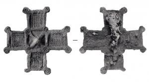 FIB-6092 - Fibule cruciformebronzeTPQ : 800 - TAQ : 1100Fibule en forme de croix, à branches égales, ornée aux angles (dessinant donc un carré au centre) de globules en fort relief, et d'un semis de cercles oculés..