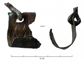 FMC-4035 - Moraillon de coffretbronzeFermoir (ou moraillon) de coffret, constitué d'une tôle de bronze décorée d'un motif végétal, d'un piton de fixation et d'une bélière (non conservée).