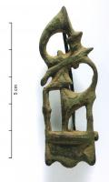 FRT-4058 - Ferret à trompettesbronzeTPQ : 150 - TAQ : 300Ferret consitué de la juxtaposition de motifs plastiques 