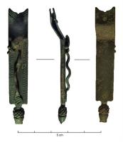 FRT-7024 - Ferret de ceinturebronzeFerret rectangulaire allongé, qui était maintenu sur le cuir par trois riets alignés, ainsi que par une terminaison coulée en forme de gland; sur la face externe, un serpent au corps filiforme ondulant et un animal (oiseau ? poisson?) sont fixés par des rivets; sommet échancré et souligné par des filets incisés.